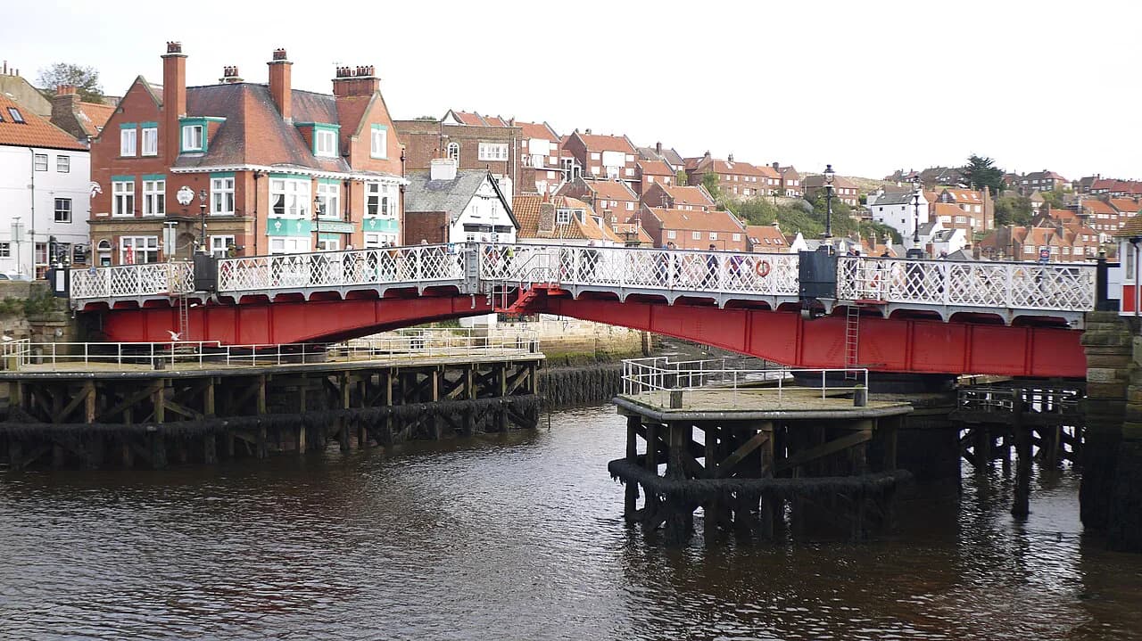 Whitby Swing Bridge Guide: Closures and Crossing Tips