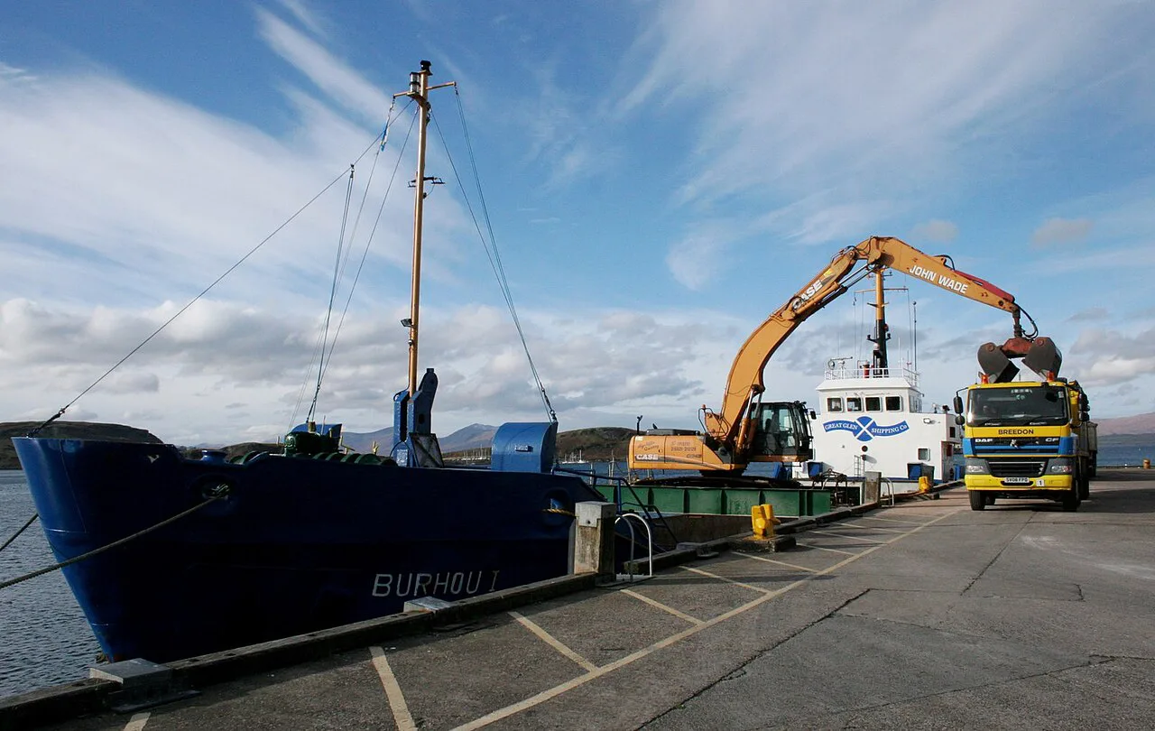 Unloading salt, North Pier, Oban (Geograph )