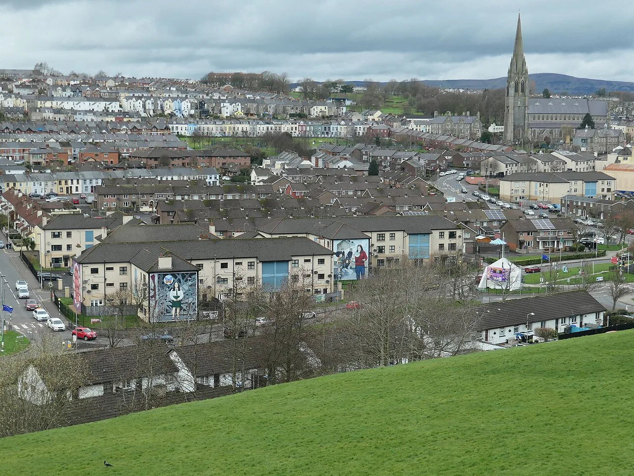 Murals along Lecky Road, Bogside, Derry - geograph.org.uk