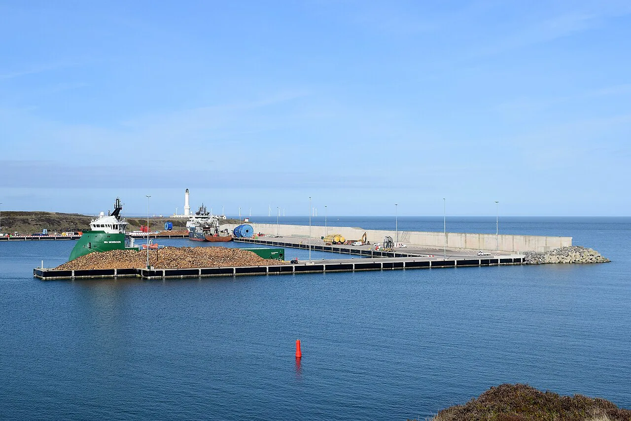 Scene at Aberdeen South Harbour - geograph.org.uk