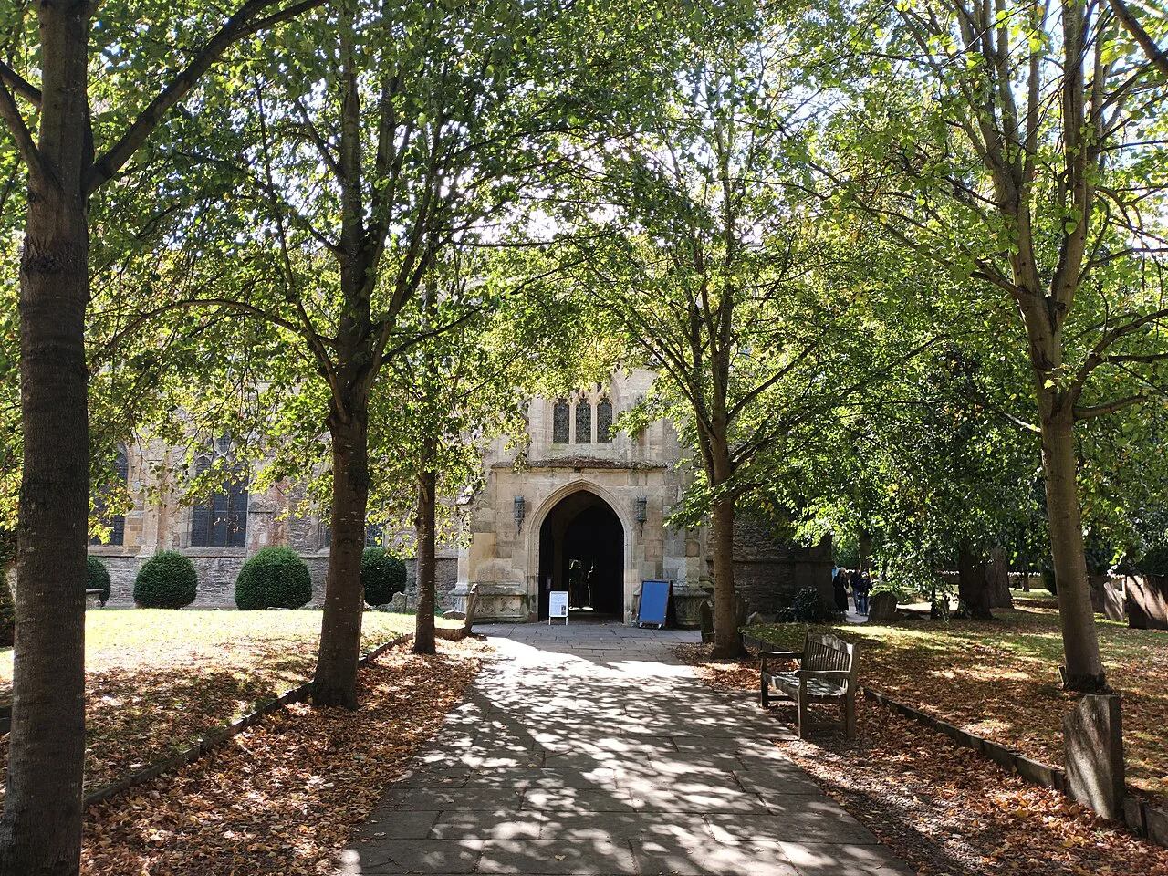 Path-Holy-Trinity-Church-Stratford-upon-Avon-September