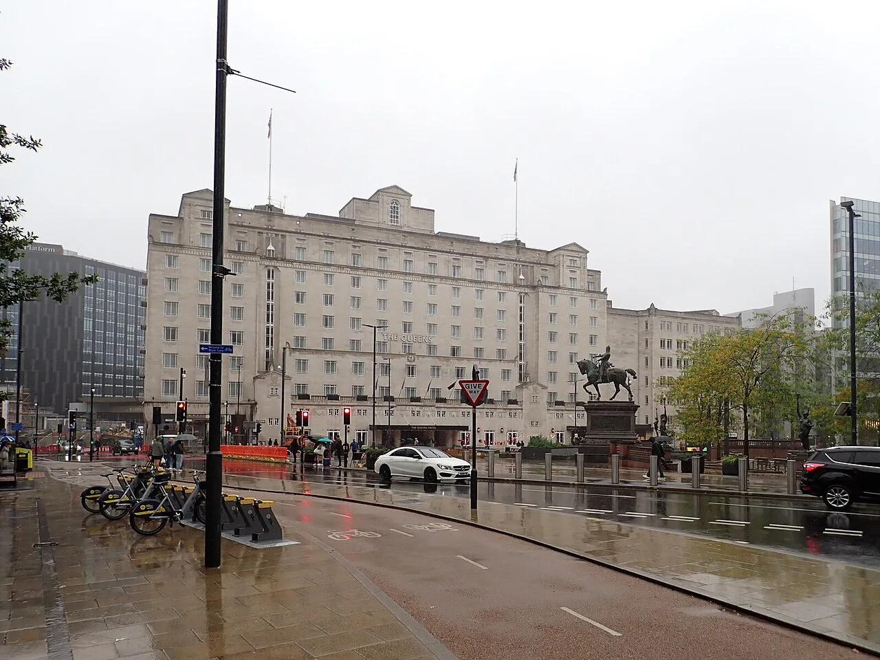 City Square with Queens Hotel, Leeds - geograph.org.uk