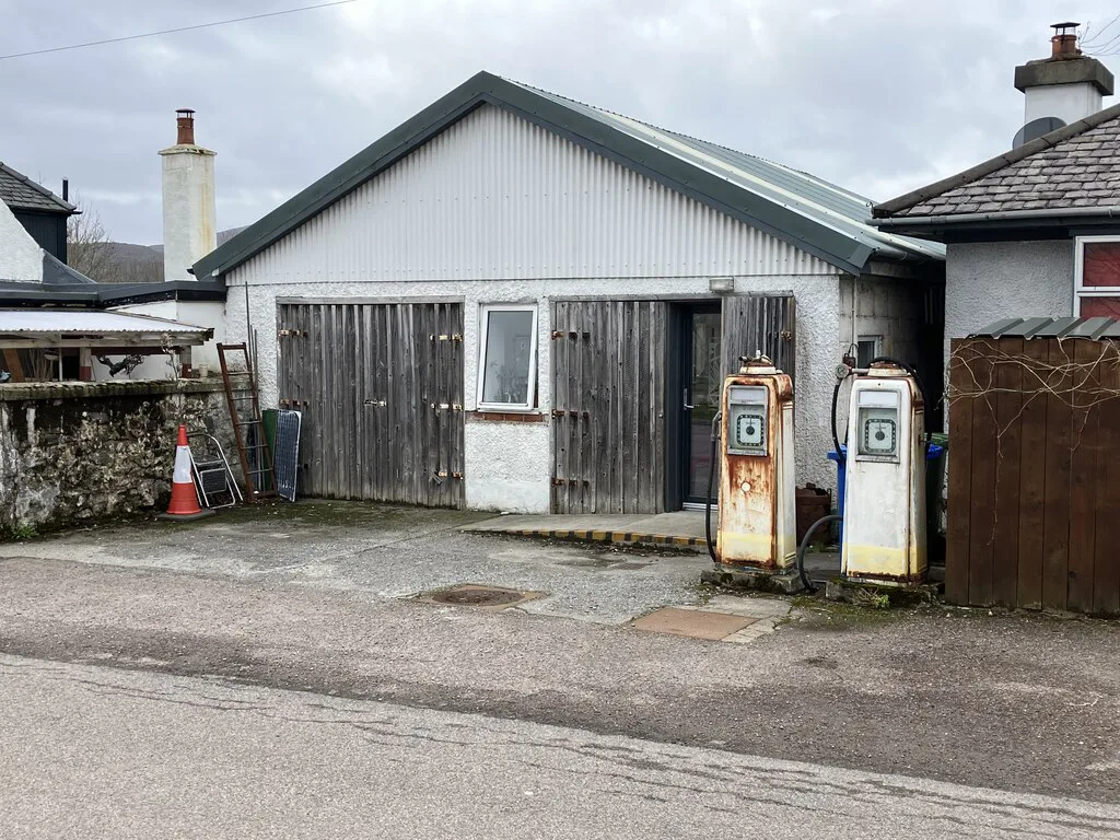Disused petrol pumps - Ullapool - geograph.org.uk