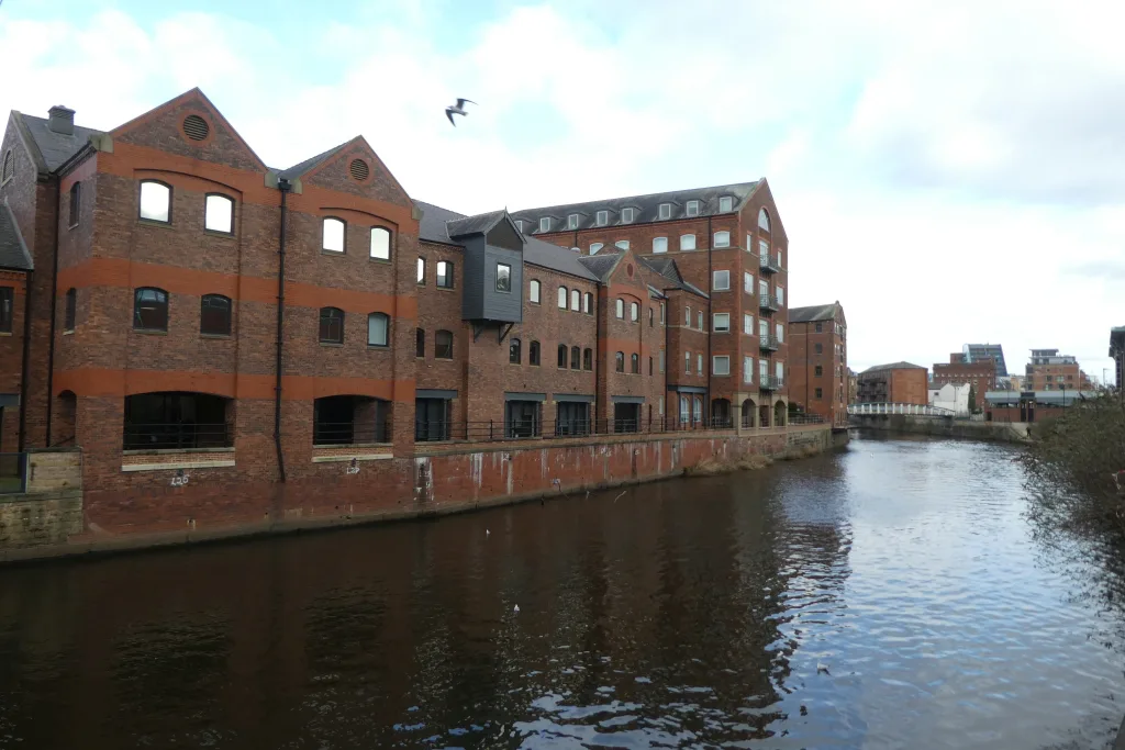 River Aire east of Victoria Bridge - geograph.org.uk, Leeds