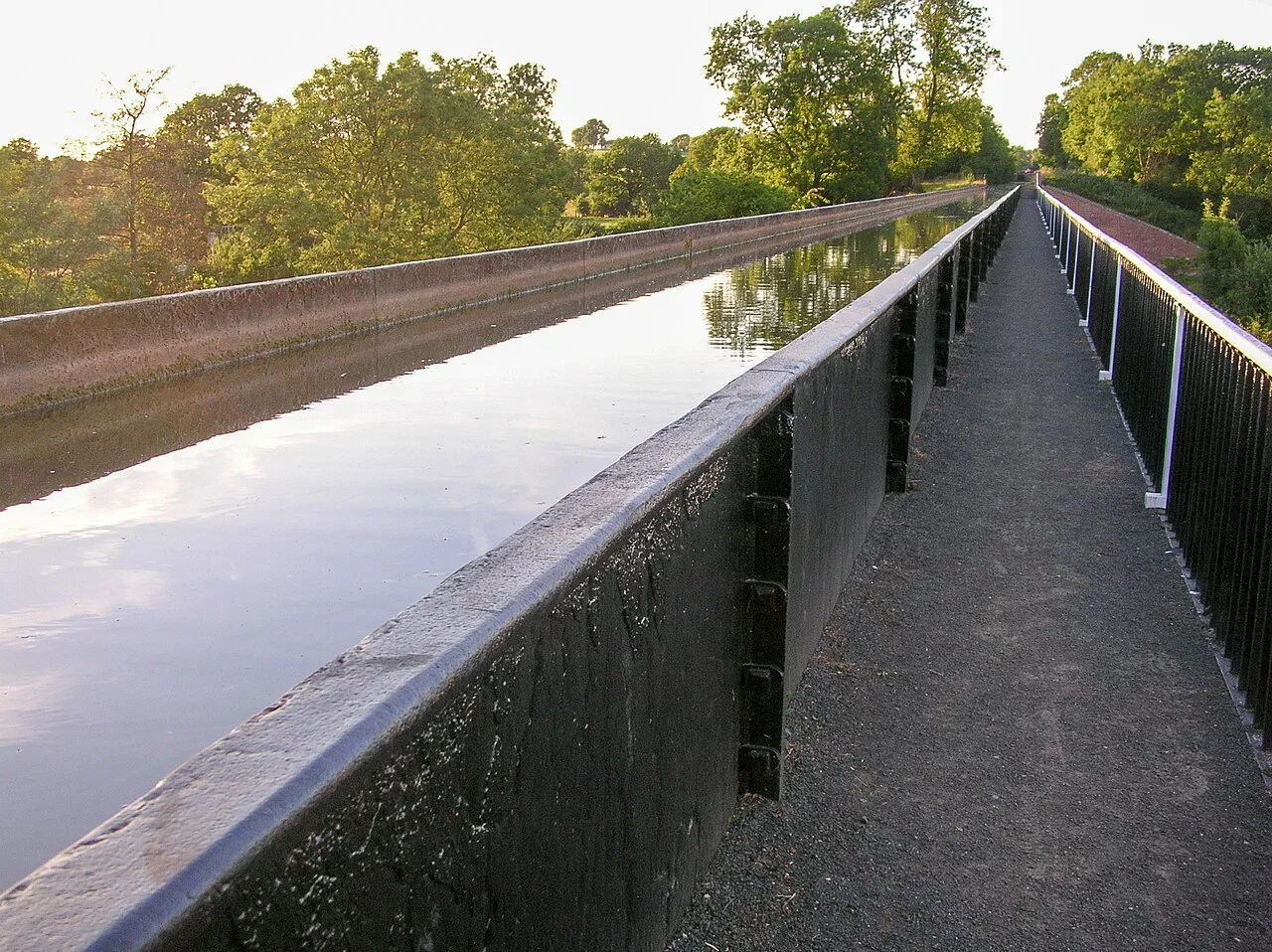 Edstone Aqueduct towpath from the south, Stratford-upon-Avon